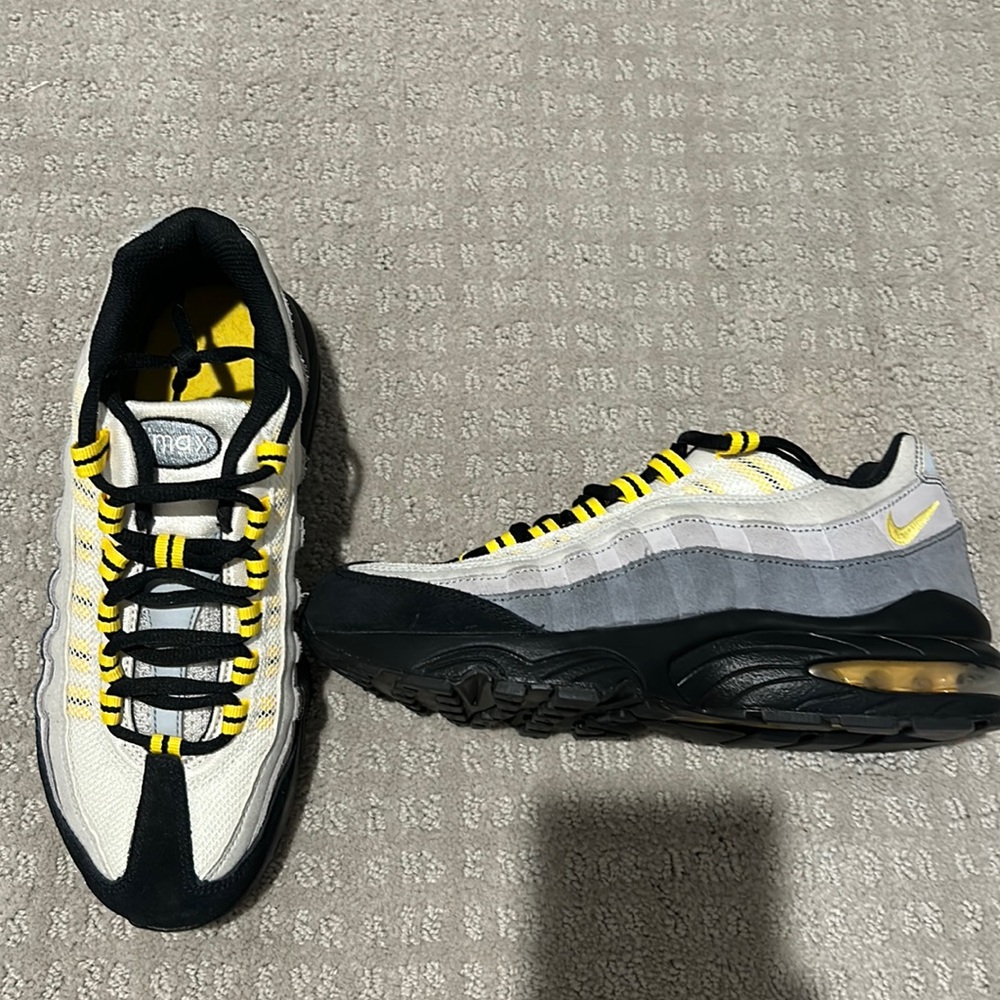 NIKE AIRMAX SNEAKER BRAND NEW SIZE 5.5 kids or 7.5 women/ adult